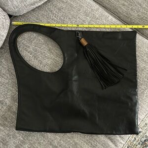 Oversized bag that can be carried as a tote, over the shoulder or crossbody